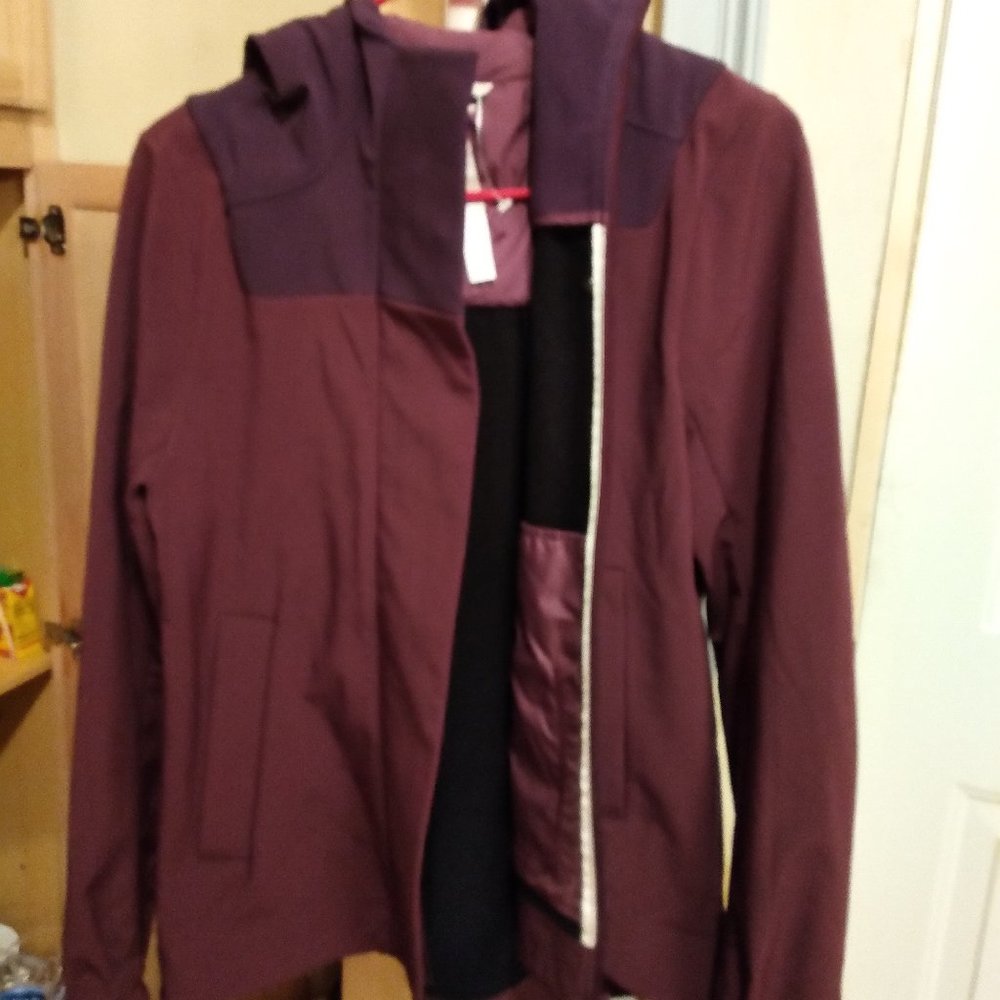 LULULEMON ATHLETICA ZINFANDEL SOFT SHELL JACKET..